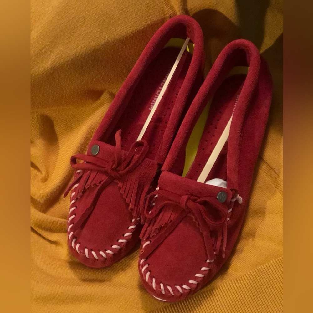 BRAND-NEW RED MINNETONKA KILTY HARD SOLE MOCCASINS SIZE 8
